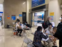 [Ảnh] Hơn 100 hành khách đầu tiên trên chuyến tàu Bắc Nam khởi hành từ Hà Nội 