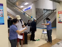 [Ảnh] Hơn 100 hành khách đầu tiên trên chuyến tàu Bắc Nam khởi hành từ Hà Nội 