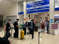 [Ảnh] Hơn 100 hành khách đầu tiên trên chuyến tàu Bắc Nam khởi hành từ Hà Nội 