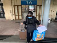 [Ảnh] Hơn 100 hành khách đầu tiên trên chuyến tàu Bắc Nam khởi hành từ Hà Nội 