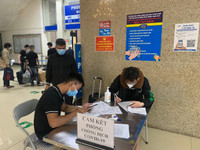 [Ảnh] Hơn 100 hành khách đầu tiên trên chuyến tàu Bắc Nam khởi hành từ Hà Nội 