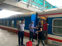 [Ảnh] Hơn 100 hành khách đầu tiên trên chuyến tàu Bắc Nam khởi hành từ Hà Nội 