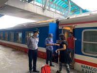 [Ảnh] Hơn 100 hành khách đầu tiên trên chuyến tàu Bắc Nam khởi hành từ Hà Nội 