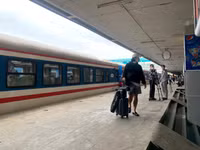 [Ảnh] Hơn 100 hành khách đầu tiên trên chuyến tàu Bắc Nam khởi hành từ Hà Nội 