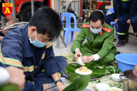 Xem lính cứu hỏa trổ tài gói bánh chưng đón Tết
