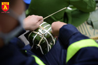 Xem lính cứu hỏa trổ tài gói bánh chưng đón Tết