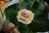 Xem lính cứu hỏa trổ tài gói bánh chưng đón Tết