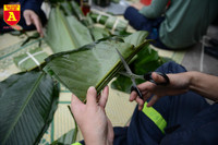 Xem lính cứu hỏa trổ tài gói bánh chưng đón Tết