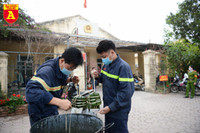 Xem lính cứu hỏa trổ tài gói bánh chưng đón Tết