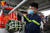 Xem lính cứu hỏa trổ tài gói bánh chưng đón Tết