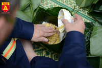 Xem lính cứu hỏa trổ tài gói bánh chưng đón Tết