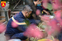 Xem lính cứu hỏa trổ tài gói bánh chưng đón Tết