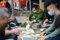 Xem lính cứu hỏa trổ tài gói bánh chưng đón Tết