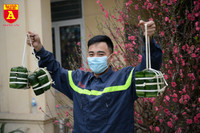 Xem lính cứu hỏa trổ tài gói bánh chưng đón Tết