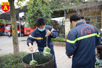 Xem lính cứu hỏa trổ tài gói bánh chưng đón Tết