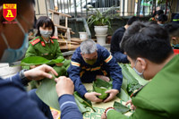 Xem lính cứu hỏa trổ tài gói bánh chưng đón Tết