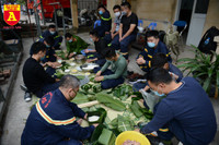 Xem lính cứu hỏa trổ tài gói bánh chưng đón Tết