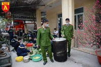 Xem lính cứu hỏa trổ tài gói bánh chưng đón Tết