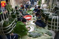 Xem lính cứu hỏa trổ tài gói bánh chưng đón Tết