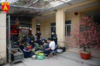 Xem lính cứu hỏa trổ tài gói bánh chưng đón Tết