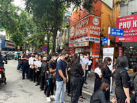 Người dân Thủ đô xếp hàng dài chờ vào viếng Tổng Bí thư Nguyễn Phú Trọng tại Nhà tang lễ Quốc gia