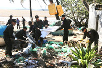 Cảnh sát cơ động giúp nhân dân sửa nhà, dọn đường sau bão số 13