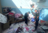 Cảnh sát cơ động giúp nhân dân sửa nhà, dọn đường sau bão số 13