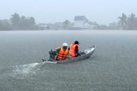 Công an tỉnh Đắk Lắk căng mình trong mưa lũ giúp dân