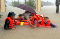 Công an tỉnh Đắk Lắk căng mình trong mưa lũ giúp dân