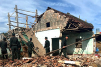 Cảnh sát cơ động giúp nhân dân sửa nhà, dọn đường sau bão số 13