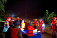 Công an tỉnh Đắk Lắk căng mình trong mưa lũ giúp dân