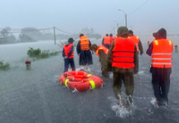 Công an tỉnh Đắk Lắk căng mình trong mưa lũ giúp dân