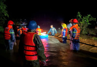 Công an tỉnh Đắk Lắk căng mình trong mưa lũ giúp dân