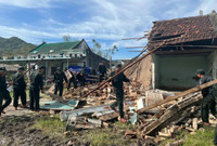 Cảnh sát cơ động giúp nhân dân sửa nhà, dọn đường sau bão số 13