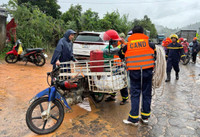 Công an tỉnh Đắk Lắk căng mình trong mưa lũ giúp dân