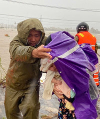 Công an tỉnh Đắk Lắk căng mình trong mưa lũ giúp dân