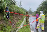 Công an tỉnh Đắk Lắk căng mình trong mưa lũ giúp dân