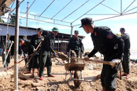 Cảnh sát cơ động giúp nhân dân sửa nhà, dọn đường sau bão số 13