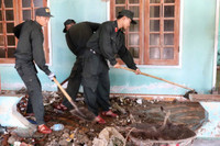 Cảnh sát cơ động giúp nhân dân sửa nhà, dọn đường sau bão số 13