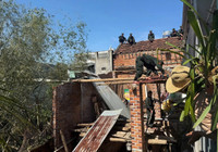 Cảnh sát cơ động giúp nhân dân sửa nhà, dọn đường sau bão số 13