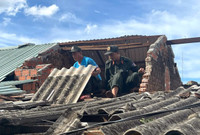 Cảnh sát cơ động giúp nhân dân sửa nhà, dọn đường sau bão số 13