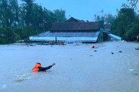 Công an tỉnh Đắk Lắk căng mình trong mưa lũ giúp dân