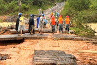 Công an tỉnh Đắk Lắk căng mình trong mưa lũ giúp dân