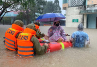 Công an tỉnh Đắk Lắk căng mình trong mưa lũ giúp dân