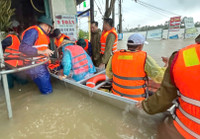 Công an tỉnh Đắk Lắk căng mình trong mưa lũ giúp dân