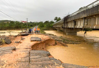 Công an tỉnh Đắk Lắk căng mình trong mưa lũ giúp dân