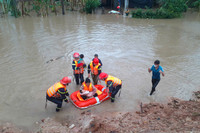 Công an tỉnh Đắk Lắk căng mình trong mưa lũ giúp dân