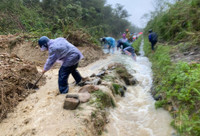 Công an tỉnh Đắk Lắk căng mình trong mưa lũ giúp dân