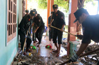 Cảnh sát cơ động giúp nhân dân sửa nhà, dọn đường sau bão số 13