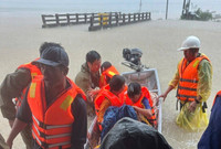 Công an tỉnh Đắk Lắk căng mình trong mưa lũ giúp dân